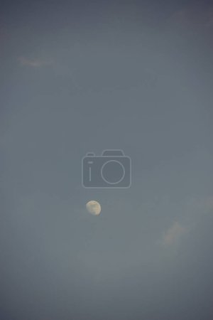 Téléchargez les photos : Ciel avec pleine lune, fond nocturne - en image libre de droit