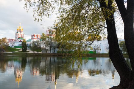 Téléchargez les photos : Couvent Novodevichy dans l'étang avec réflexion - en image libre de droit