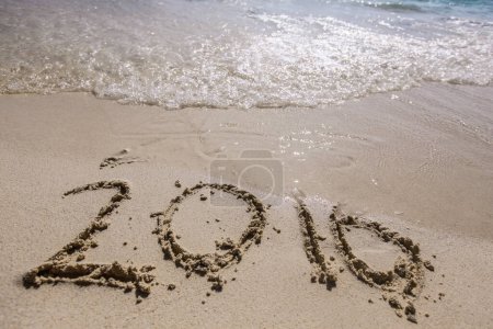 Téléchargez les photos : Fin 2016 année sur la plage de sable fin - en image libre de droit