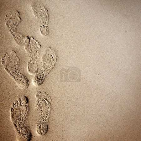 Téléchargez les photos : Empreintes de pas dans le sable - en image libre de droit