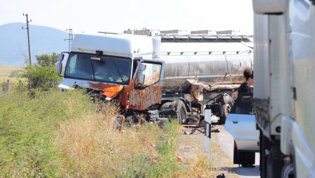 Téléchargez les photos : Tank transporter,  crash wreck - en image libre de droit