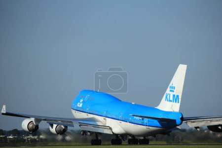 Photo pour Vue rapprochée d'un énorme avion, Amsterdam, Pays-Bas - image libre de droit