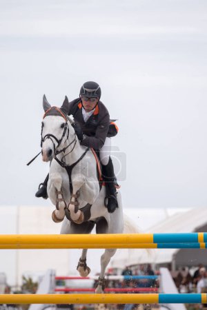 Foto de VILAMOURA, PORTUGAL - 3 DE ABRIL DE 2016: Competencia de salto de obstáculos a caballo - Imagen libre de derechos
