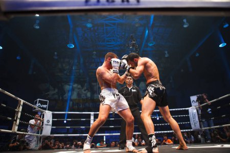 Téléchargez les photos : PRATUMTHANI THAÏLANDE : SEPTEMBRE : Muay Thai boxer fighting - en image libre de droit