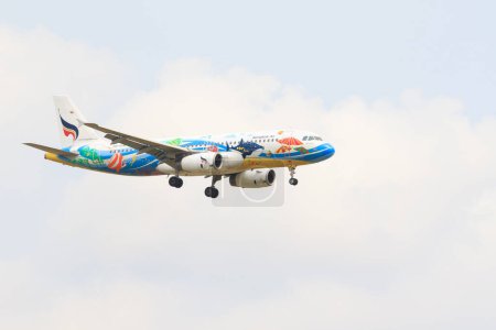 Téléchargez les photos : THAÏLANDE, BANGKOK-MAR 3 : Bangkok air thai compagnies aériennes locales avion voler - en image libre de droit