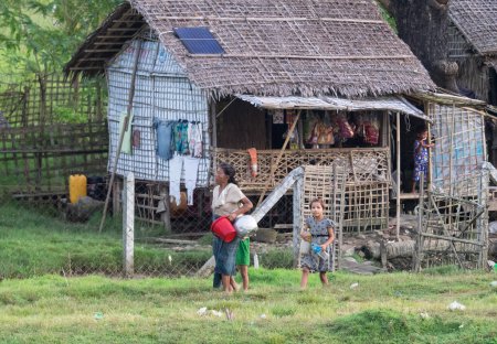 Téléchargez les photos : Logement traditionnel dans l'Etat de Rakhine, environnement - en image libre de droit
