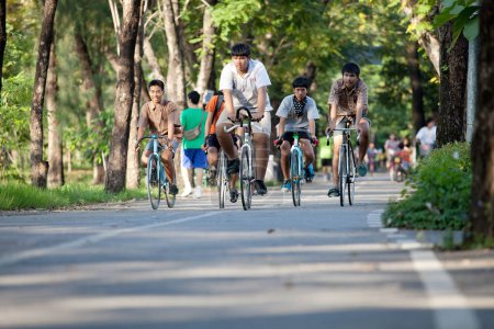 Téléchargez les photos : BANGKOK THAÏLANDE - 18oct- groupe de garçons non identifiés à vélo - en image libre de droit