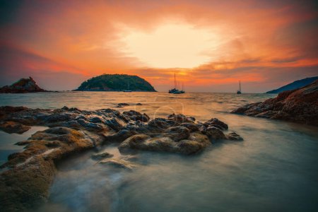 Téléchargez les photos : Coucher de soleil paysage marin et yacht flottant - en image libre de droit