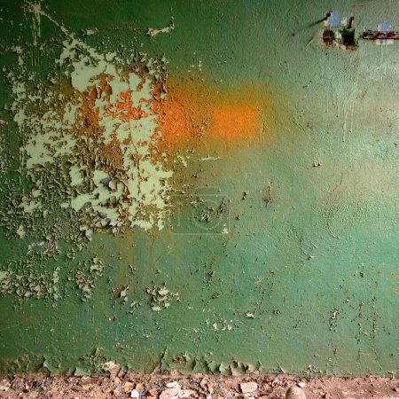 Téléchargez les photos : Texture de vieux mur rouillé avec de la peinture verte. mur grunge - en image libre de droit