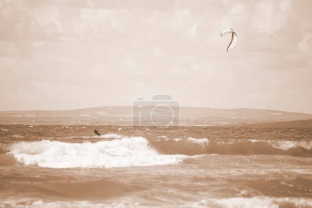 Téléchargez les photos : Sépia cerf-volant surfeur sur de belles vagues - en image libre de droit