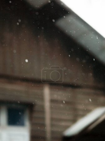 Foto de Blurry shot of rain drops - Imagen libre de derechos