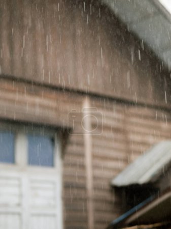 Foto de Blurry shot of rain drops - Imagen libre de derechos