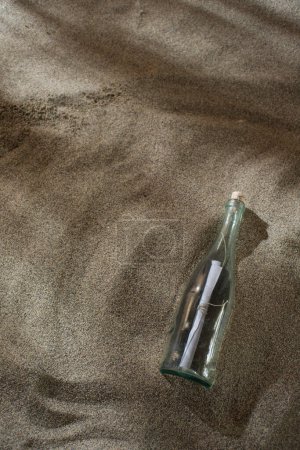 Téléchargez les photos : Message dans une bouteille à la plage - en image libre de droit