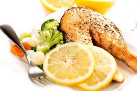 Téléchargez les photos : Saumon et légumes grillés sur assiette blanche - en image libre de droit
