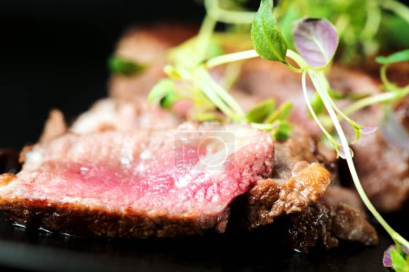 Téléchargez les photos : "Steak de boeuf aux légumes verts
" - en image libre de droit