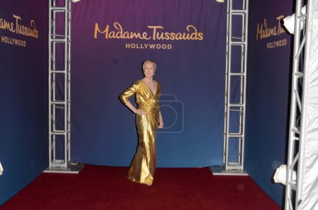 Téléchargez les photos : Meryl Streep Wax Figurine Madame Tussauds Hollywood dévoile la nouvelle figurine Meryl Streep, portant la robe qu'elle portait aux Oscars 2012, TCL Chinese 6, Hollywood, CA - en image libre de droit