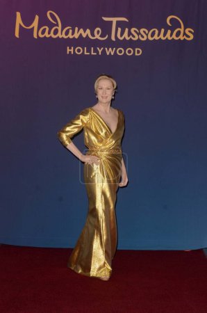 Téléchargez les photos : Meryl Streep Wax Figurine Madame Tussauds Hollywood dévoile la nouvelle figurine Meryl Streep, portant la robe qu'elle portait aux Oscars 2012, TCL Chinese 6, Hollywood, CA - en image libre de droit