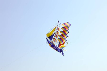 Téléchargez les photos : Bateau en forme de cerf-volant et avec arc-en-ciel - en image libre de droit