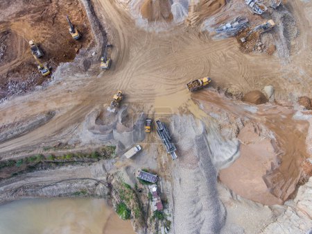 Téléchargez les photos : Carrière minière avec équipement spécial, excavation à ciel ouvert. - en image libre de droit