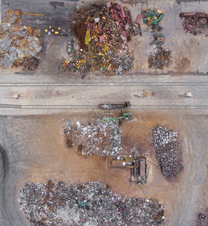 Foto de Pila de reciclaje de materias primas de hierro, máquinas de trabajo. Residuos metálicos - Imagen libre de derechos