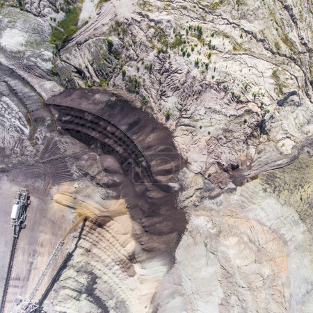 Foto de Minería de carbón superficial en Polonia. Tierra destruida. Vista desde arriba - Imagen libre de derechos
