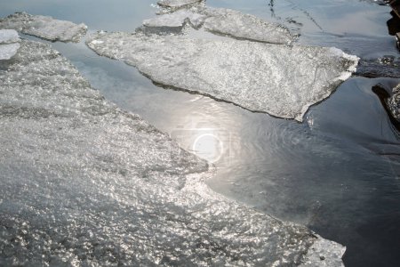 Foto de Hielo de primavera en el lago y rayos de sol - Imagen libre de derechos