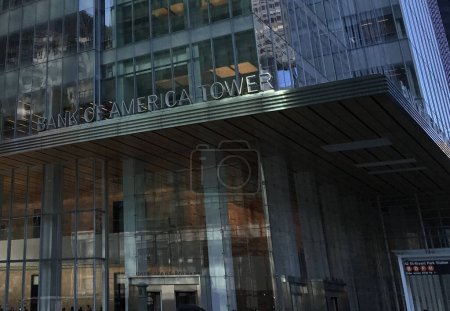 Téléchargez les photos : Banque d'Amérique en ville en arrière-plan - en image libre de droit