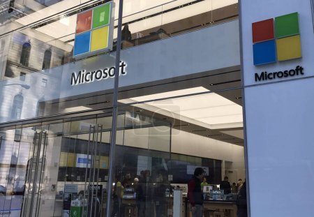 Foto de Microsoft Flagship Store Manhattan en segundo plano - Imagen libre de derechos