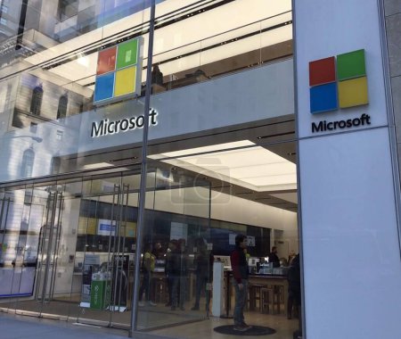 Foto de Microsoft Flagship Store Manhattan en segundo plano - Imagen libre de derechos