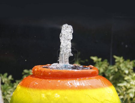 Téléchargez les photos : Fontaine de pot coloré dans la ville - en image libre de droit