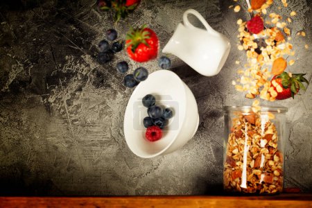 Foto de Volar desayuno saludable contra la pared gris - Imagen libre de derechos