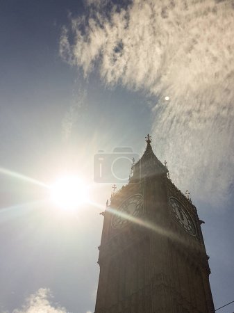 Foto de Big Ben y el cielo azul en el Reino Unido - Imagen libre de derechos