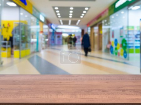 Téléchargez les photos : Table vide et centre commercial flou - en image libre de droit