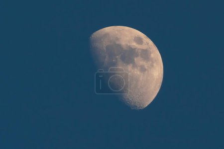 Foto de Cielo gris con luna. Ciencias astrológicas. satélite natural - Imagen libre de derechos