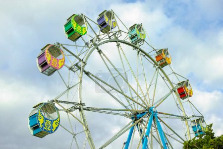 Téléchargez les photos : Levant les yeux vers une grande roue dans un parc d'attractions - en image libre de droit