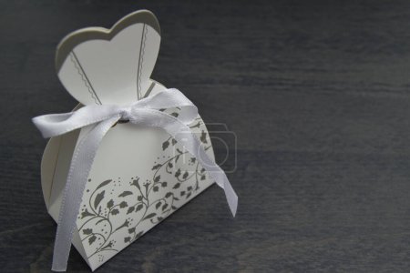 Téléchargez les photos : Robe de mariée boîte en forme de confettis d'amande à l'intérieur - en image libre de droit