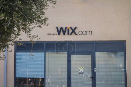 Foto de Wix.com firma en uno de los edificios Wix en el distrito de Puerto de Tel Aviv - Imagen libre de derechos