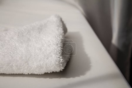 Téléchargez les photos : Serviette blanche sur fond de tissu blanc - en image libre de droit