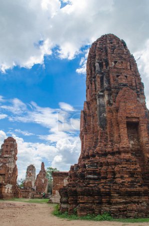 Téléchargez les photos : Temple Wat Mahathat et ciel bleu - en image libre de droit