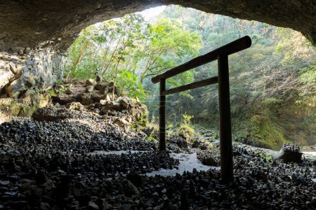 Foto de Santuario de Amanoiwato, lugar de viaje en el fondo - Imagen libre de derechos