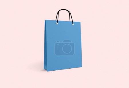Foto de Bolsa de papel azul para ir de compras sobre un fondo rosa - Imagen libre de derechos