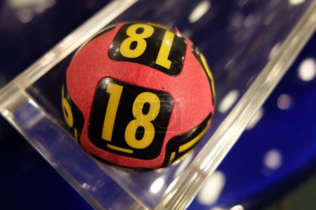 Téléchargez les photos : Boules de loterie pendant l'extraction - en image libre de droit