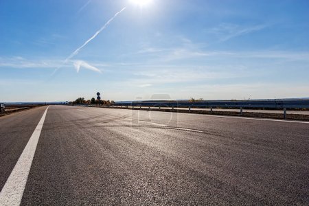 Téléchargez les photos : Route asphaltée et ciel bleu - en image libre de droit