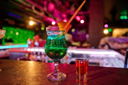 Téléchargez les photos : Cocktail au bar, gros plan - en image libre de droit