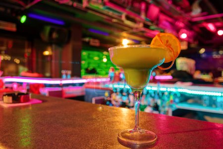 Téléchargez les photos : Cocktail au bar Vue rapprochée - en image libre de droit
