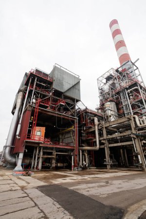 Foto de Planta de producción de refinería. Contexto industrial - Imagen libre de derechos