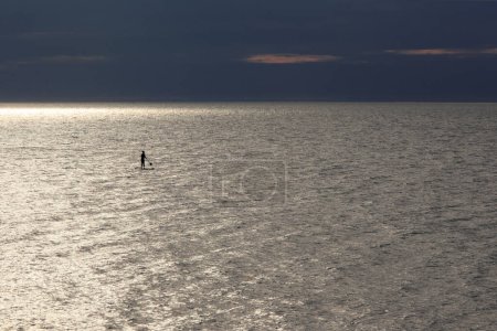 Foto de Hombre joven surfeando olas en el mar durante el día - Imagen libre de derechos