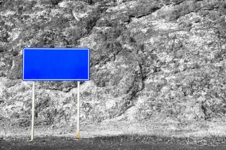 Téléchargez les photos : Panneau de rue vide bleu avec chemin de coupe - en image libre de droit