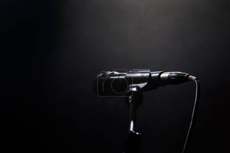 Téléchargez les photos : Microphone en scène gros plan - en image libre de droit