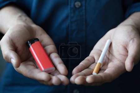 Foto de Un hombre está fumando vista de fondo - Imagen libre de derechos